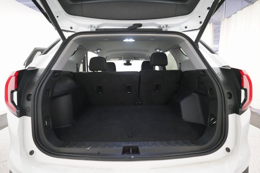 Used 2023 GMC Terrain SLE w/ Driver Convenience Package image 10