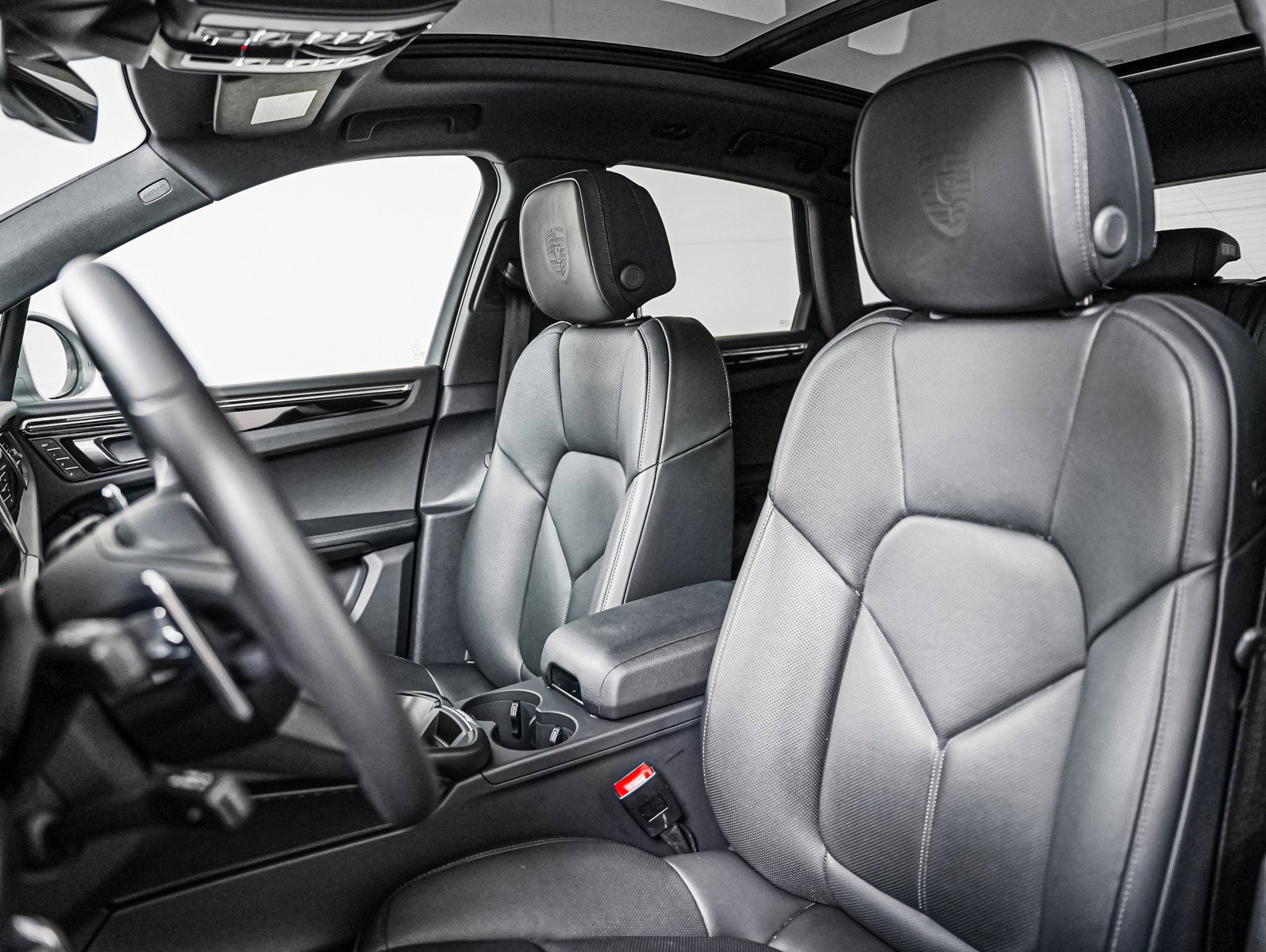 Certified 2026 Porsche Macan AWD/4WD image 5