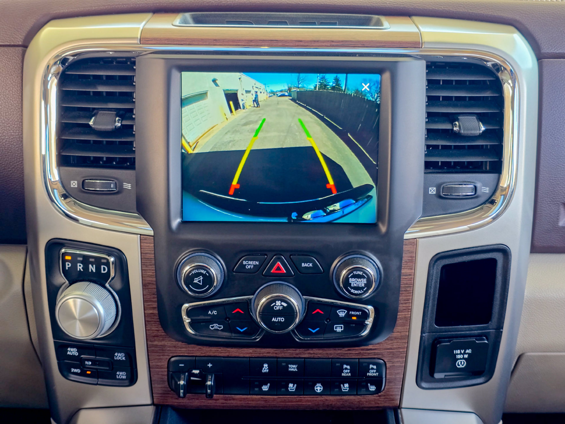 Used 2018 RAM 1500 Laramie w/ Convenience Group AWD/4WD image 23