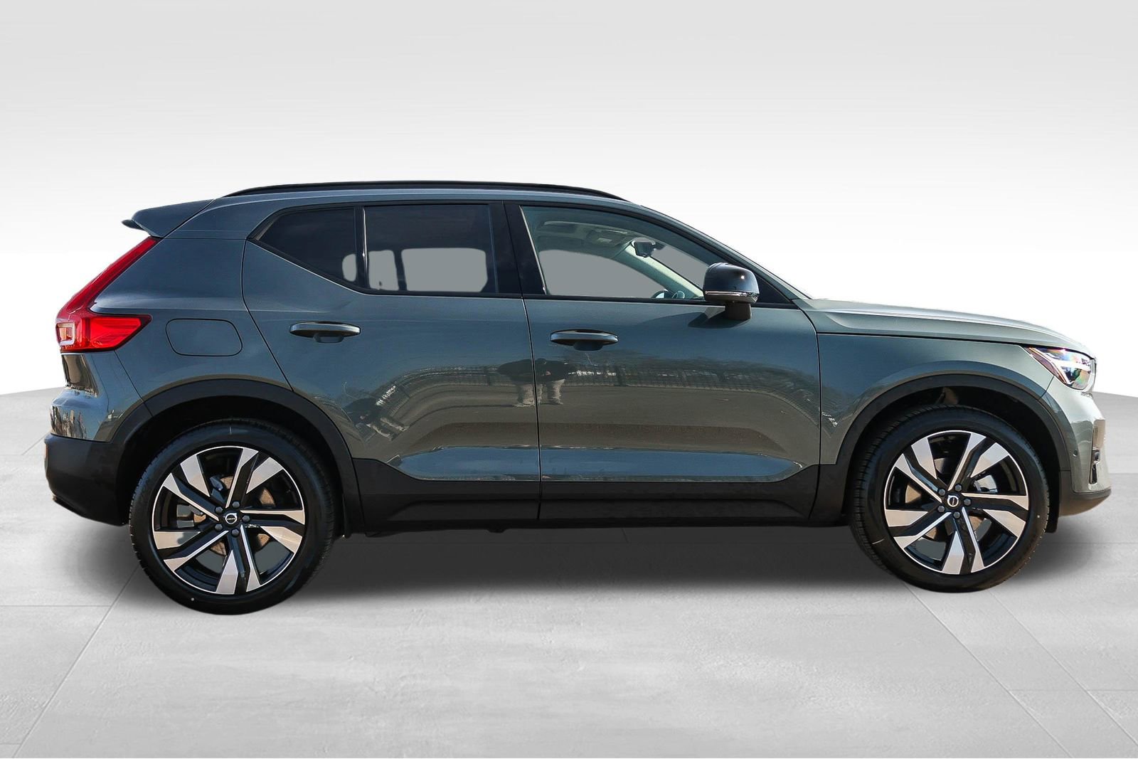 New 2026 Volvo XC40 B4 Plus w/ Climate Package image 4