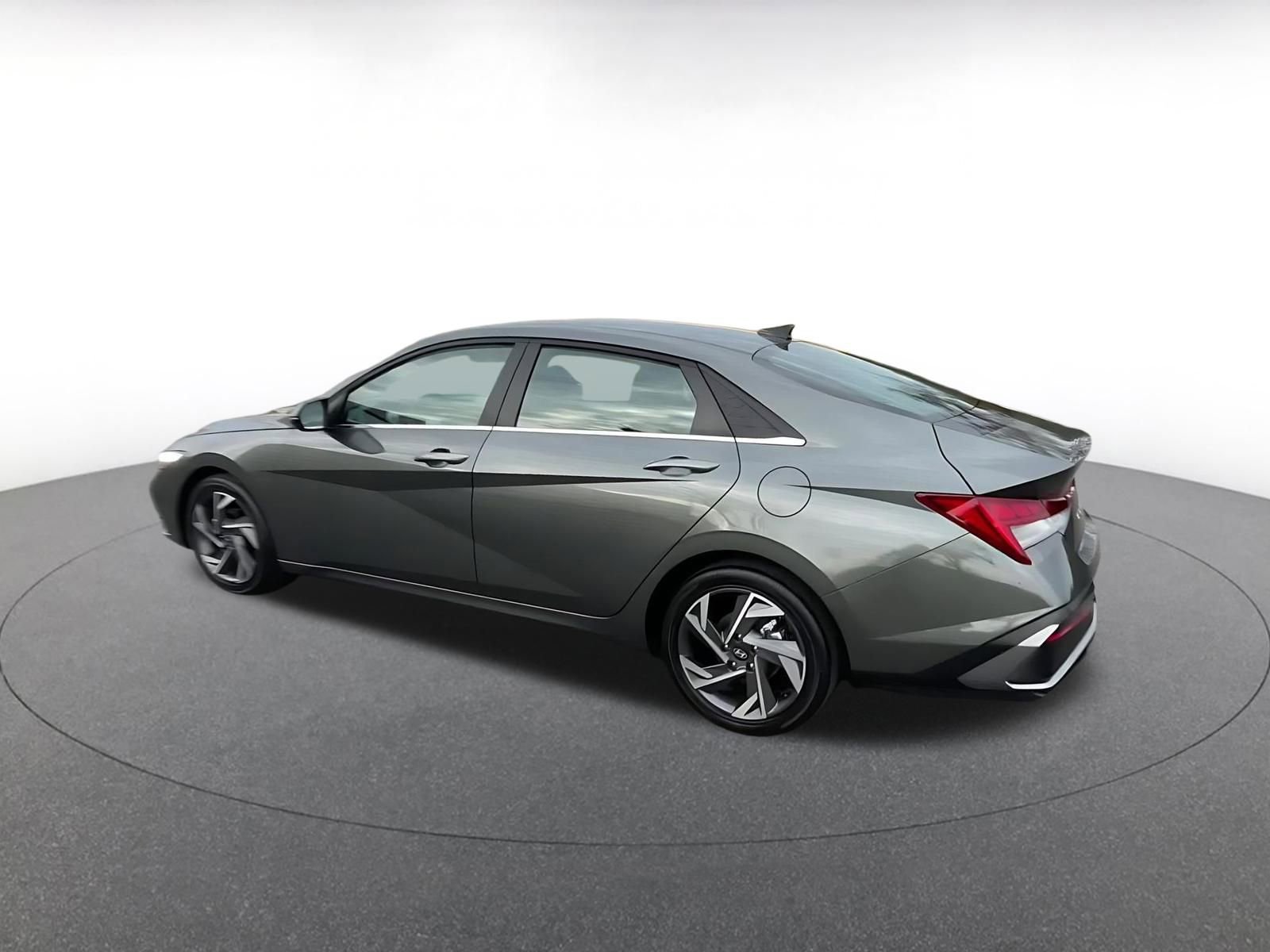 Used 2025 Hyundai Elantra Limited image 10