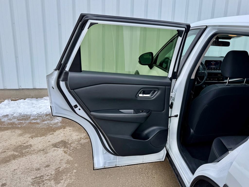 Used 2024 Nissan Rogue SV image 14