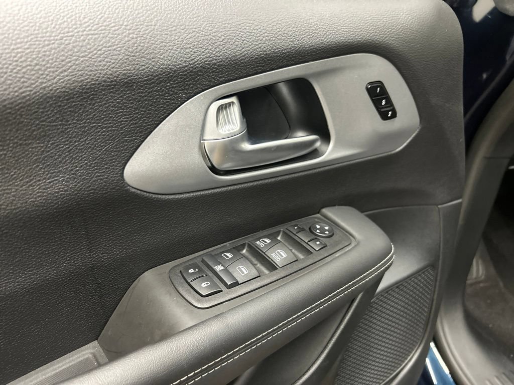 Used 2024 Chrysler Pacifica Touring-L w/ S Appearance Package FWD image 25