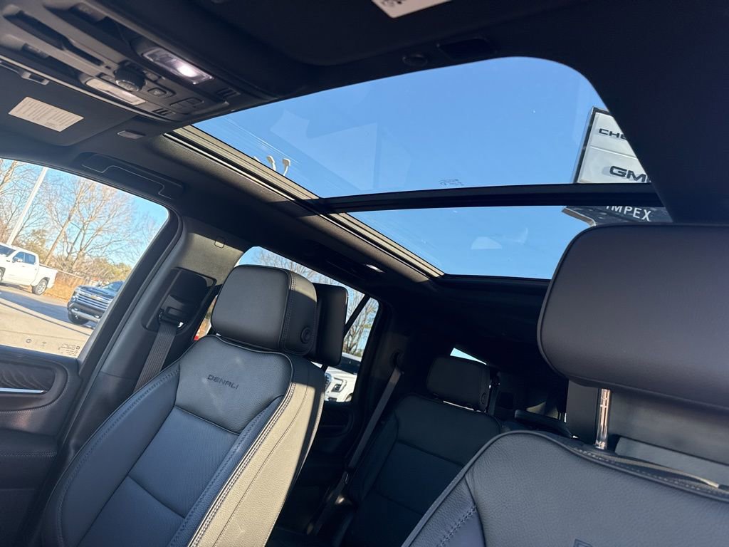 Used 2023 GMC Yukon Denali w/ Denali Reserve Package image 10