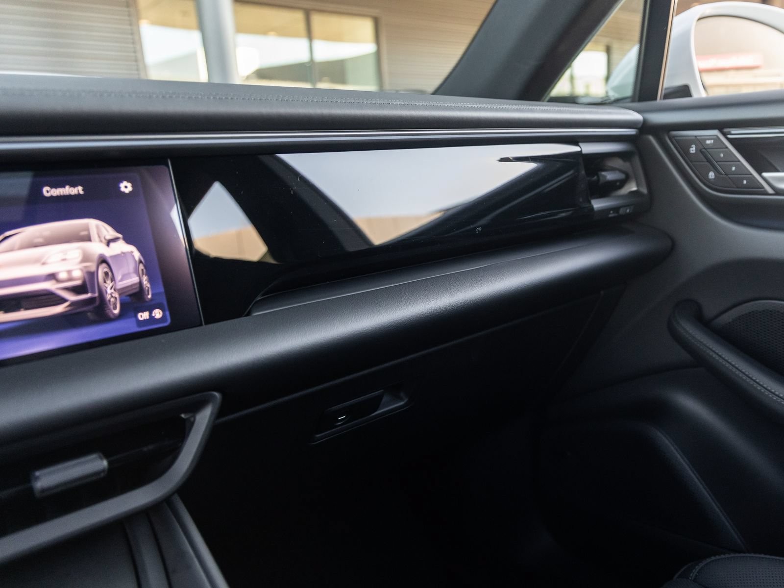 Certified 2025 Porsche Macan 4S Electric AWD/4WD image 33
