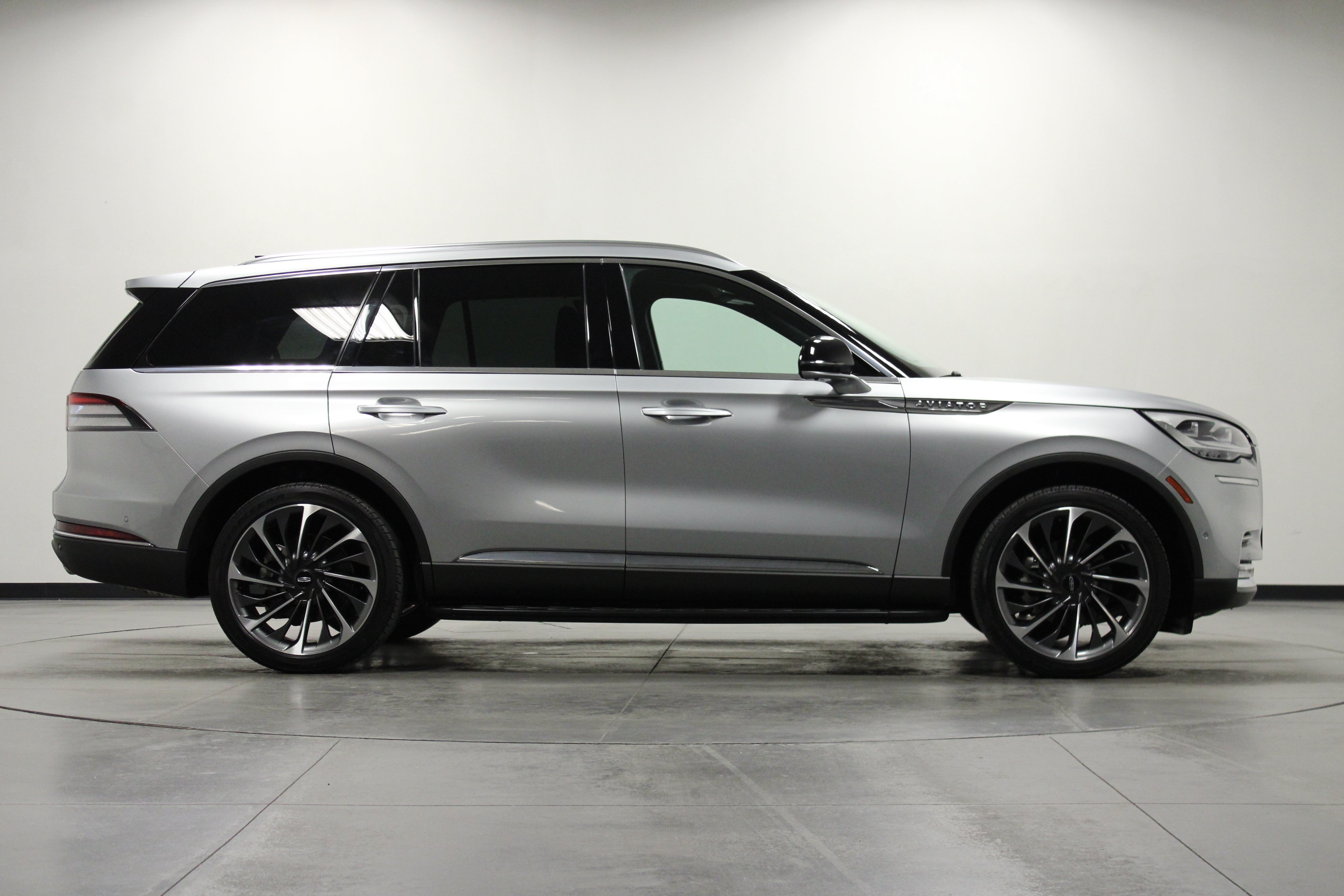Used 2022 Lincoln Aviator Reserve w/ Equipment Group 201A AWD/4WD image 3