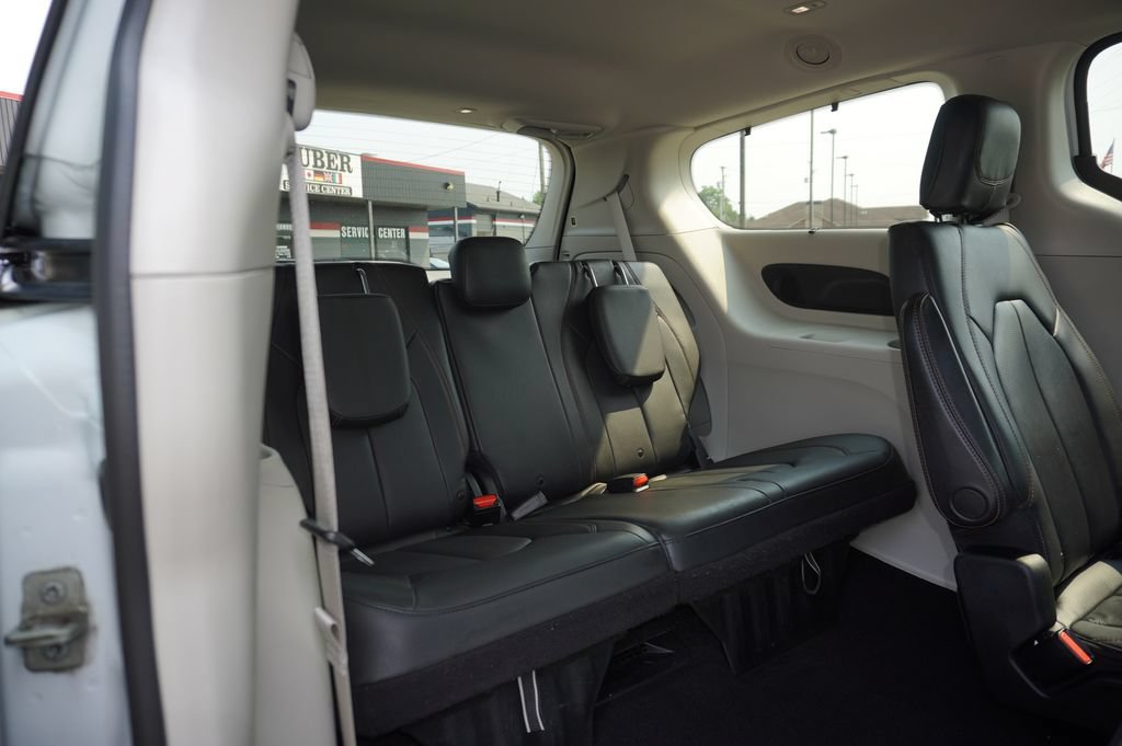 Used 2020 Chrysler Pacifica Touring-L Plus w/ Tire & Wheel Group FWD image 30