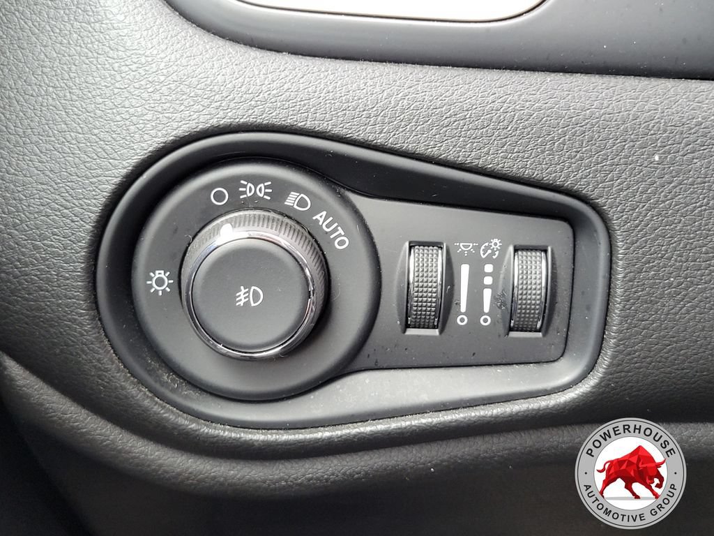 Used 2017 Jeep Renegade Latitude w/ Cold Weather Group AWD/4WD image 28