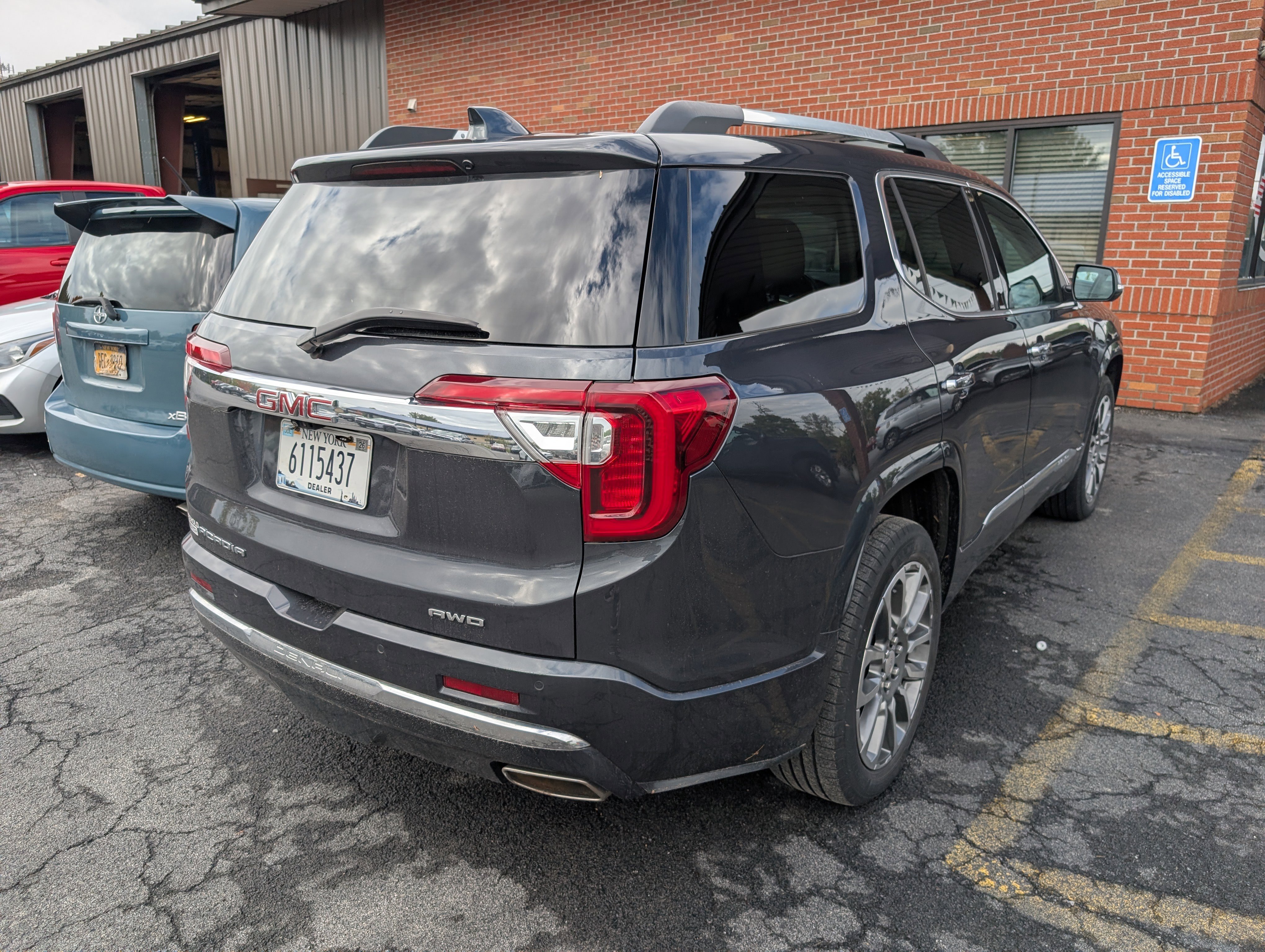 Used 2022 GMC Acadia Denali w/ Denali Ultimate Package image 4