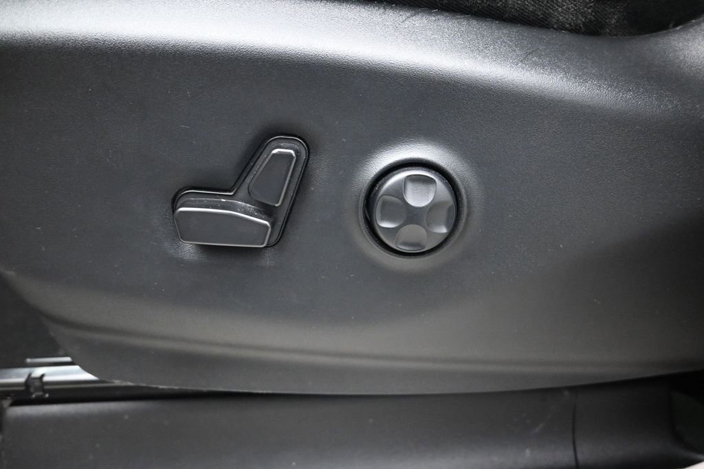 Used 2023 Chrysler Pacifica Touring-L FWD image 11