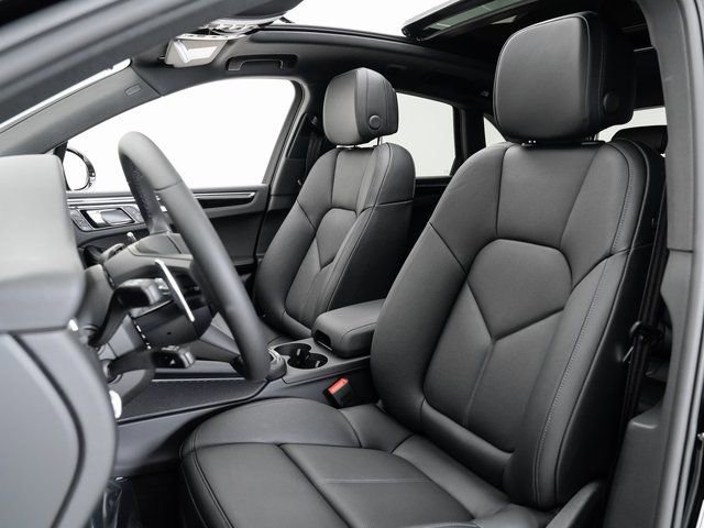 Certified 2025 Porsche Macan image 5