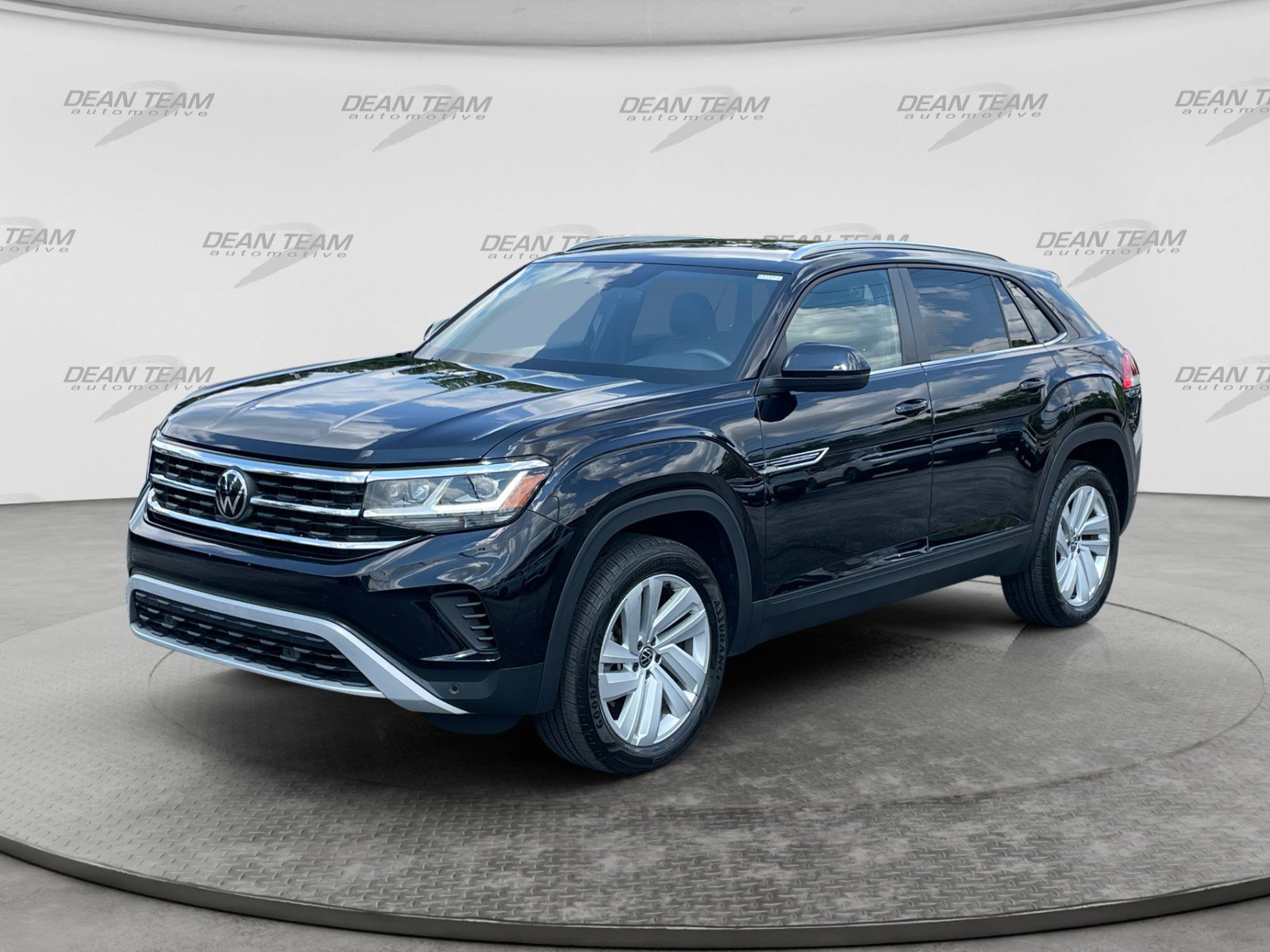 Used 2023 Volkswagen Atlas Cross Sport SE w/ Panoramic Sunroof Package FWD image 3