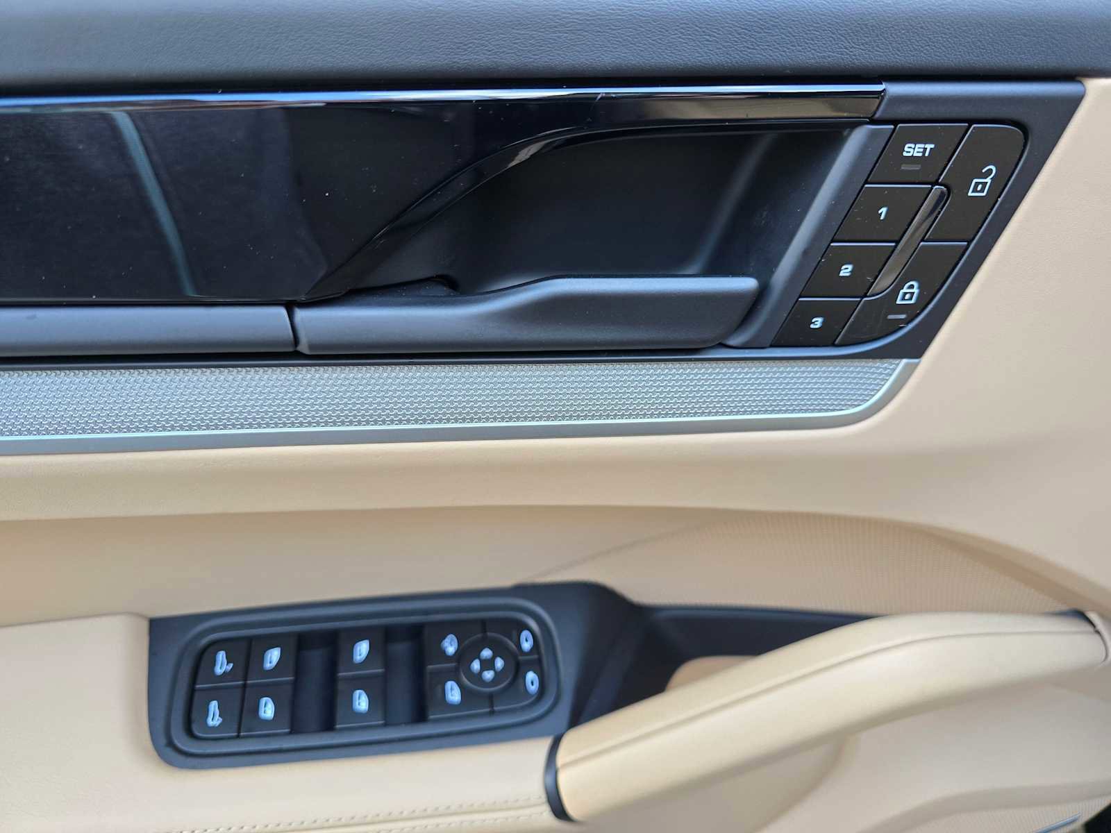 Used 2024 Porsche Cayenne S image 23