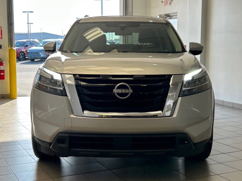 Used 2022 Nissan Pathfinder SV w/ SV Premium Package image 2