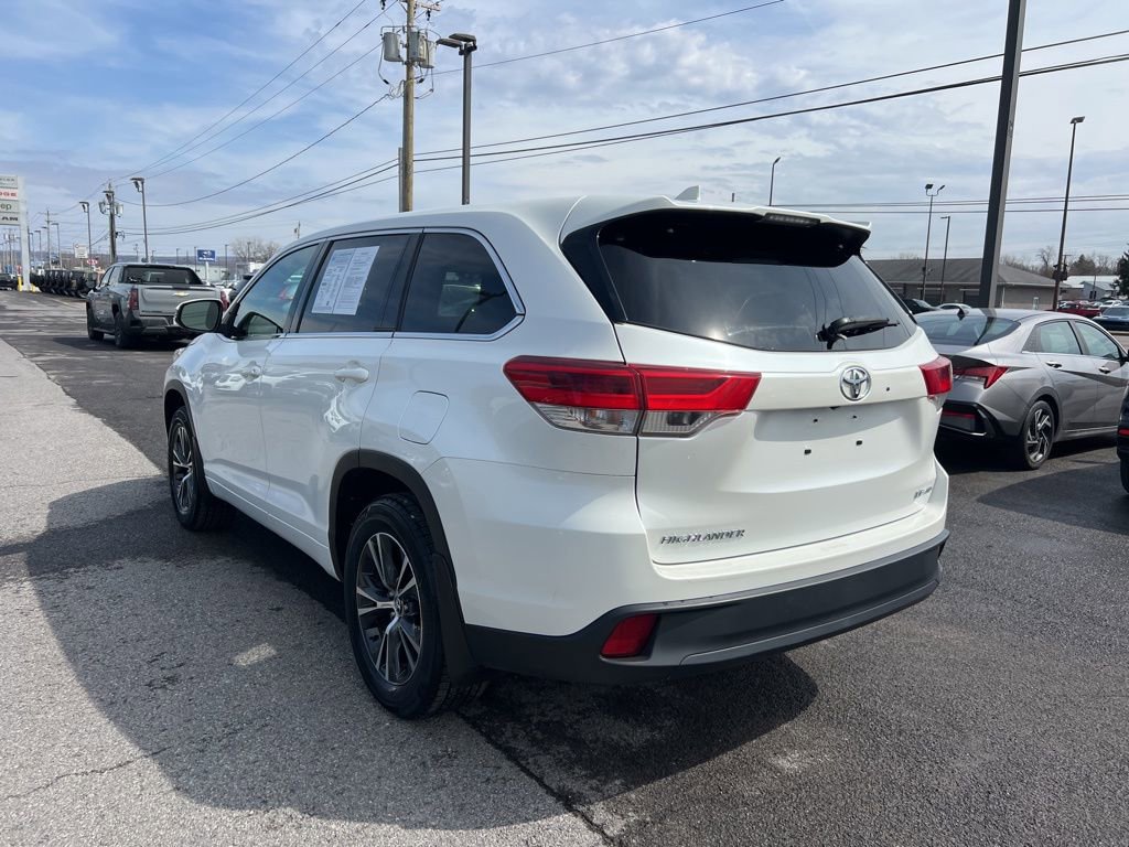 Used 2017 Toyota Highlander LE AWD/4WD image 3