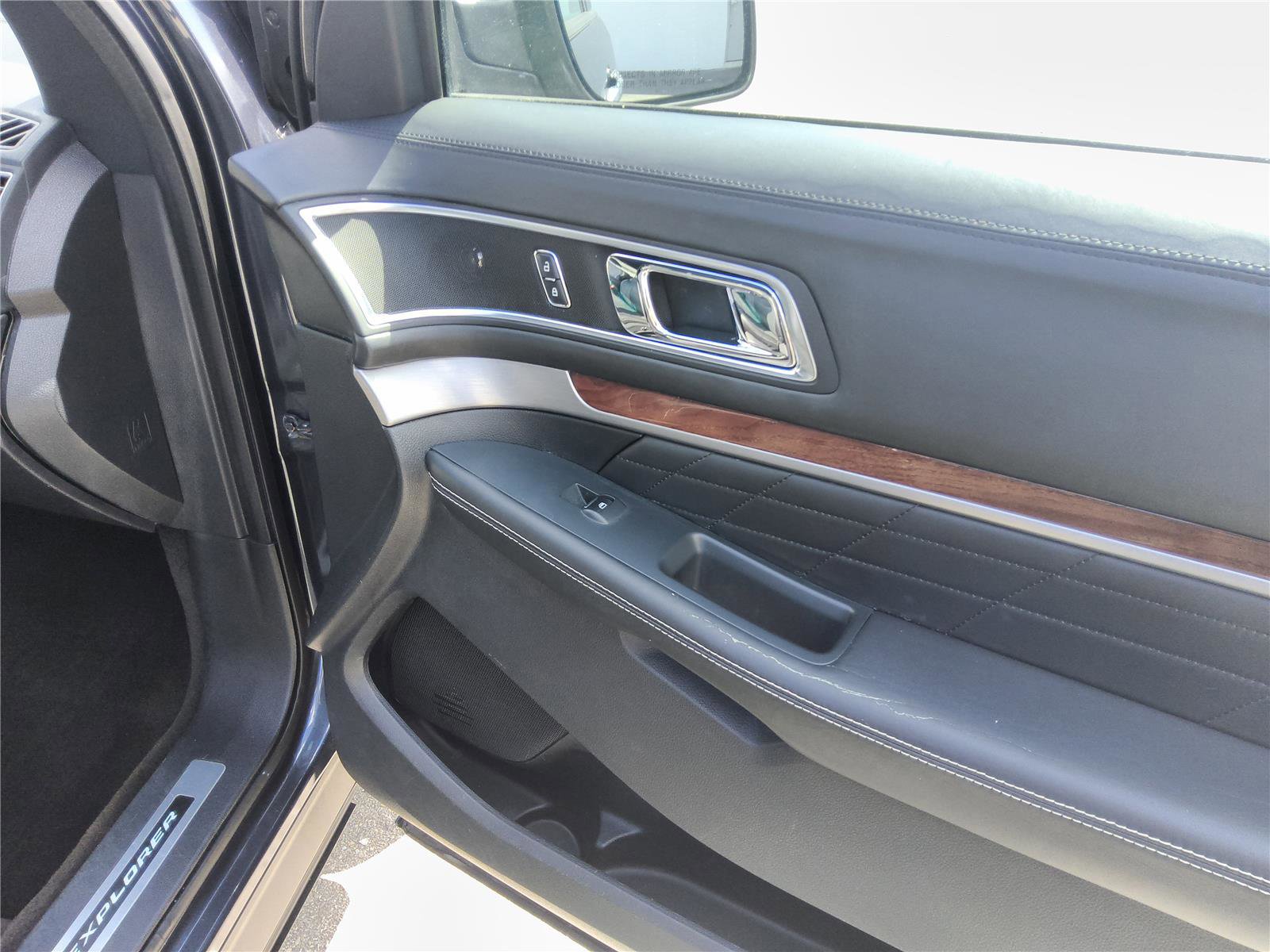 Used 2017 Ford Explorer Platinum image 27