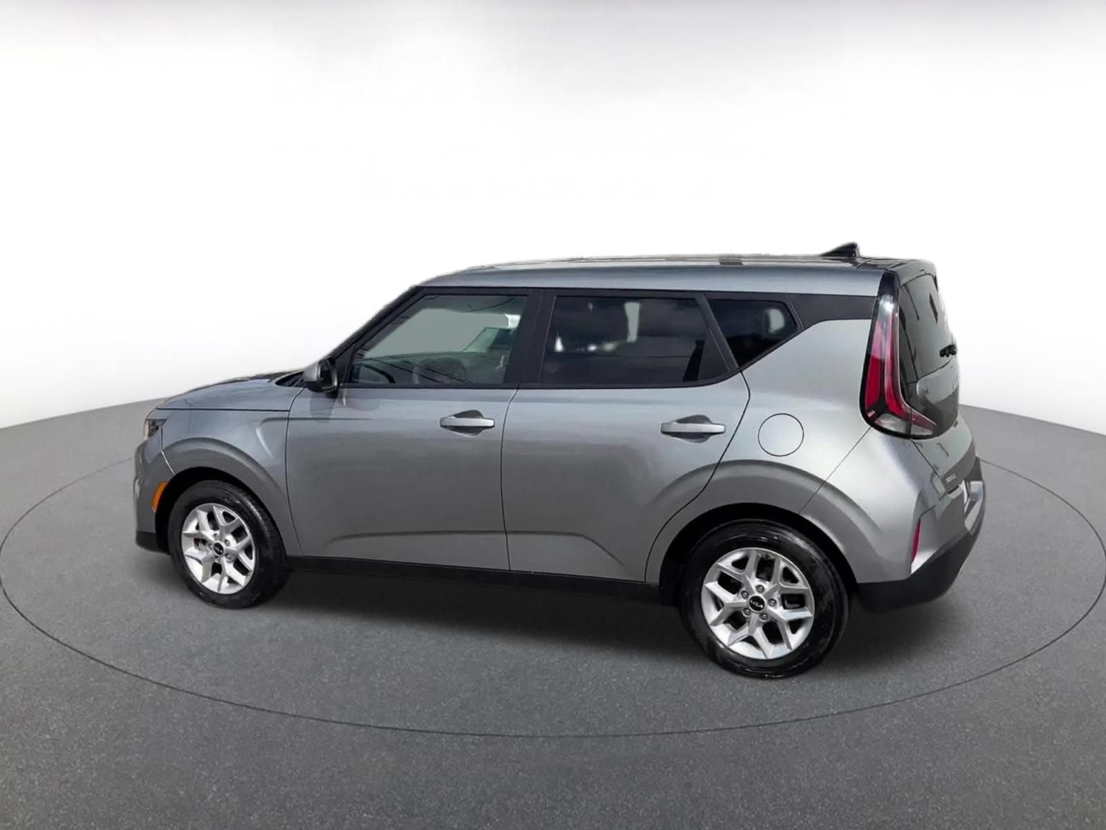 Used 2025 Kia Soul LX w/ LX Technology Package FWD image 8