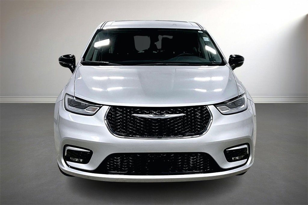 Used 2024 Chrysler Pacifica Touring-L image 2