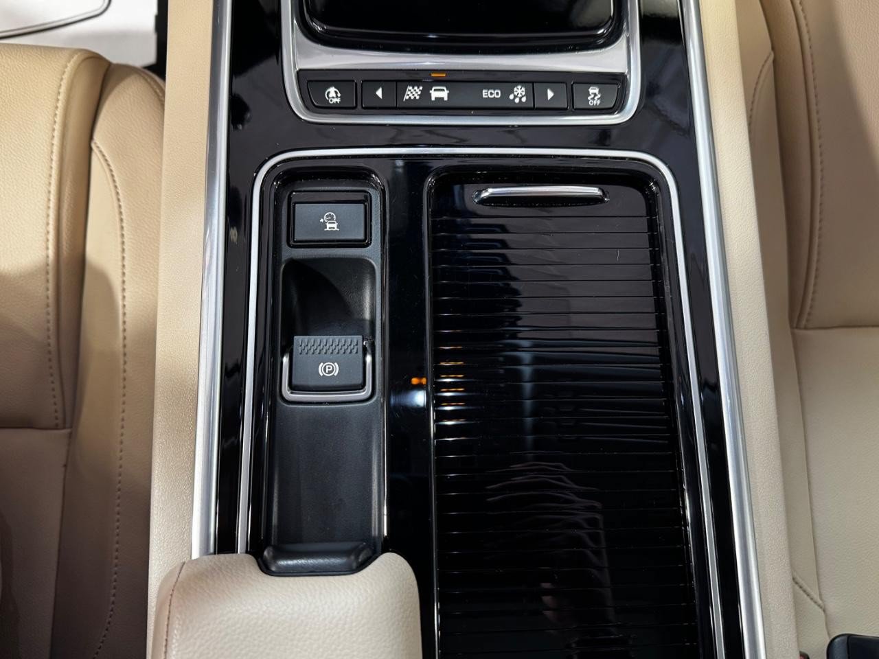 Used 2018 Jaguar XF Premium RWD image 23