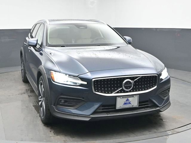 Used 2023 Volvo V60 B5 Cross Country Plus image 2