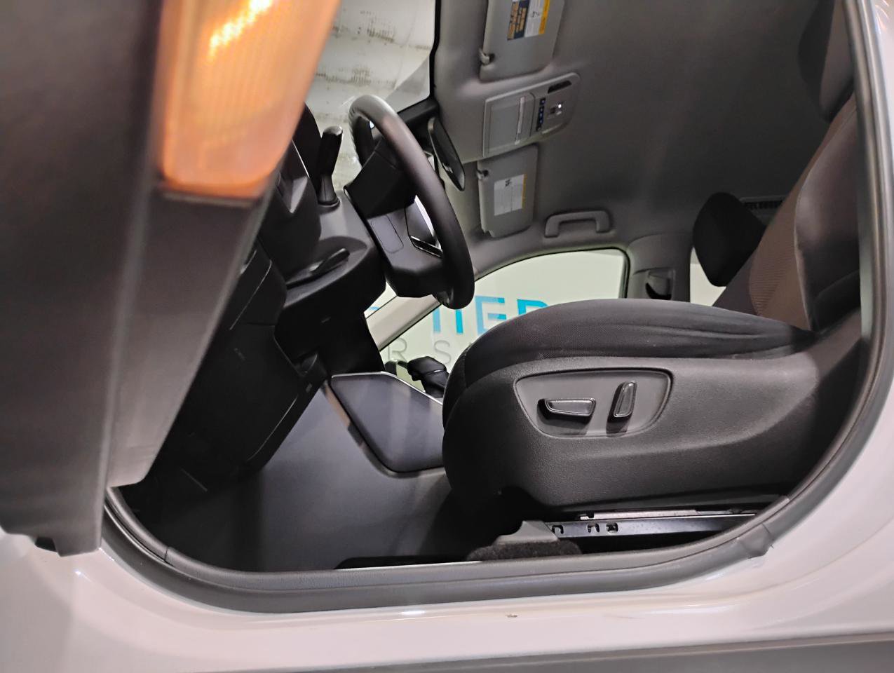 Used 2021 Toyota Highlander L image 9