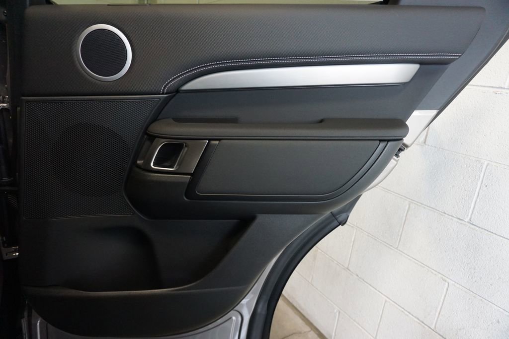 New 2025 Land Rover Discovery Dynamic SE image 25