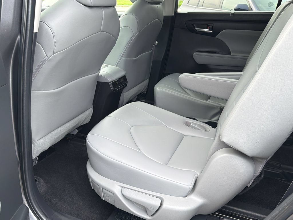 Used 2023 Toyota Highlander XLE AWD/4WD image 20