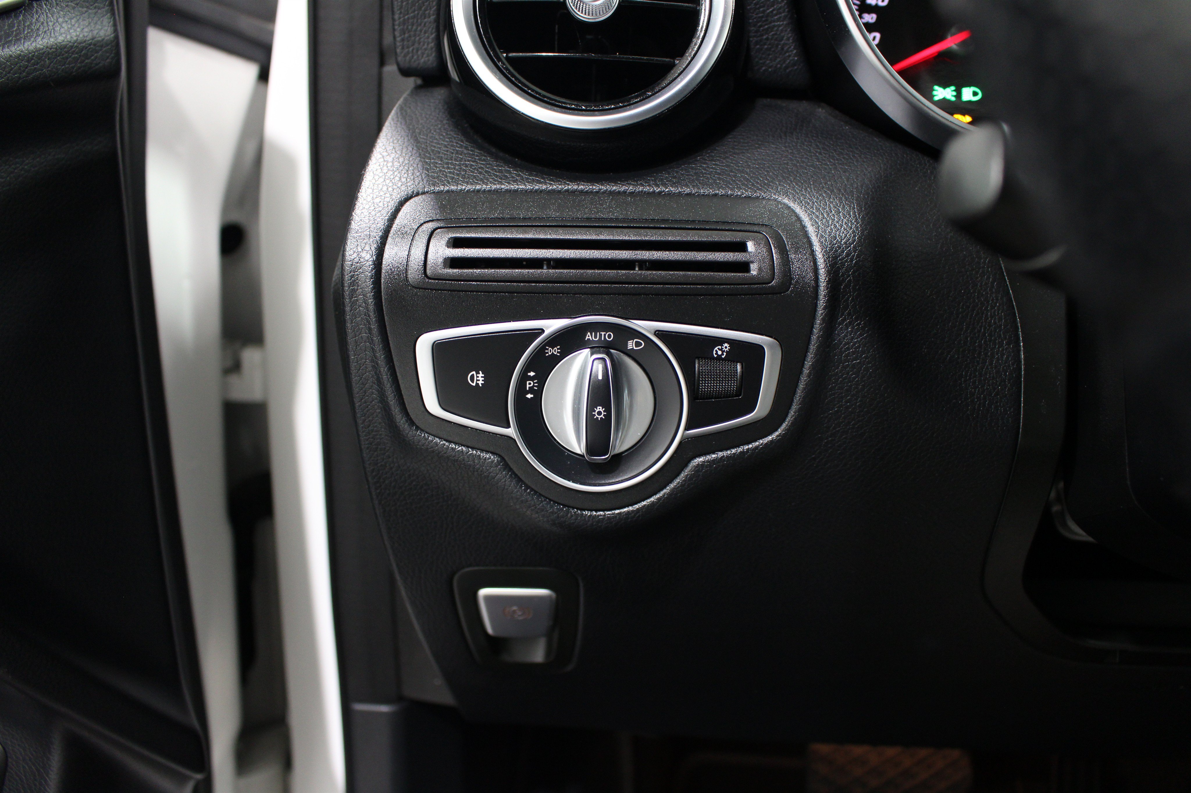 Used 2019 Mercedes-Benz GLC 300 4MATIC image 10
