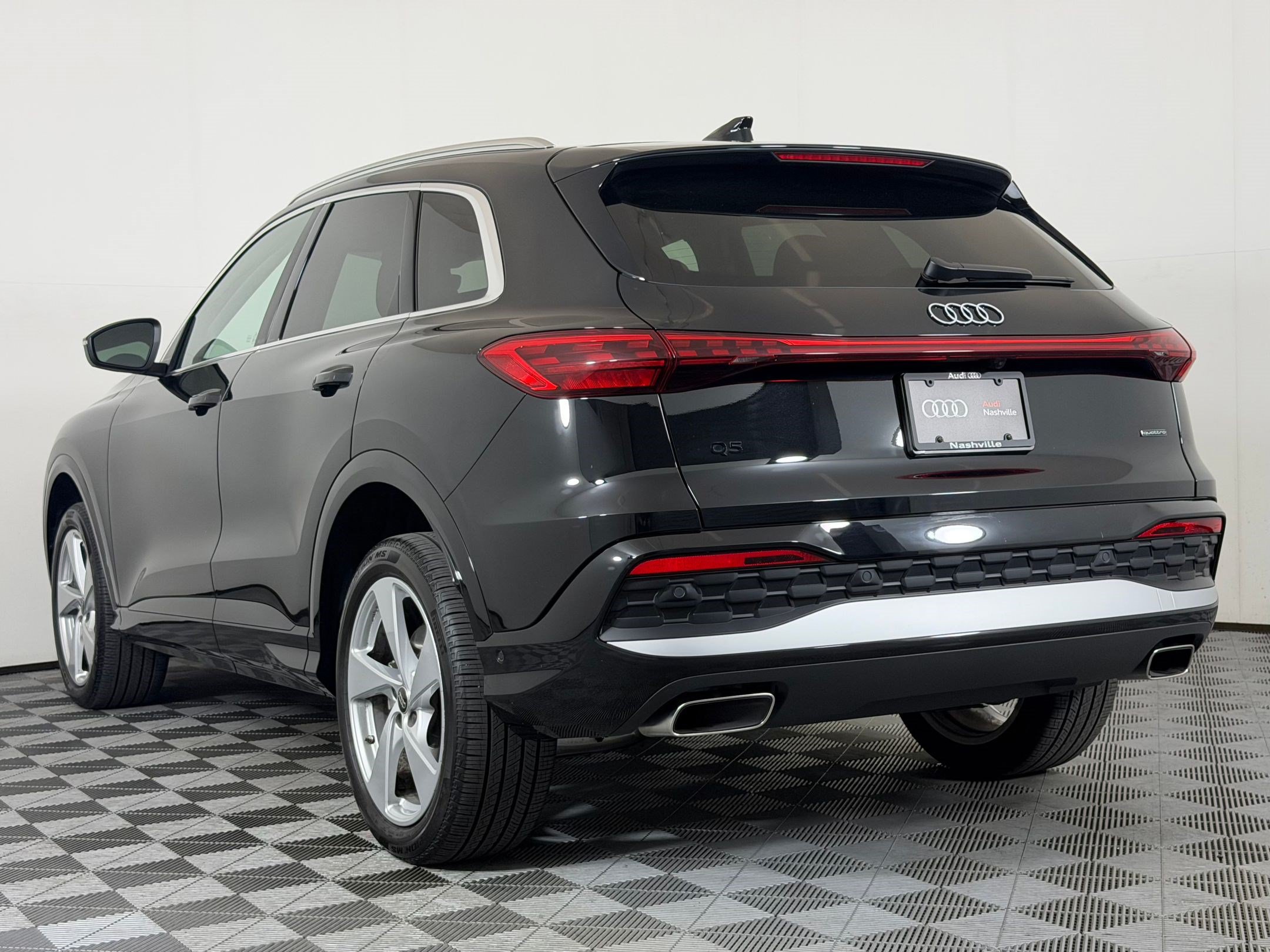 Certified 2025 Audi Q5 Premium AWD/4WD image 3