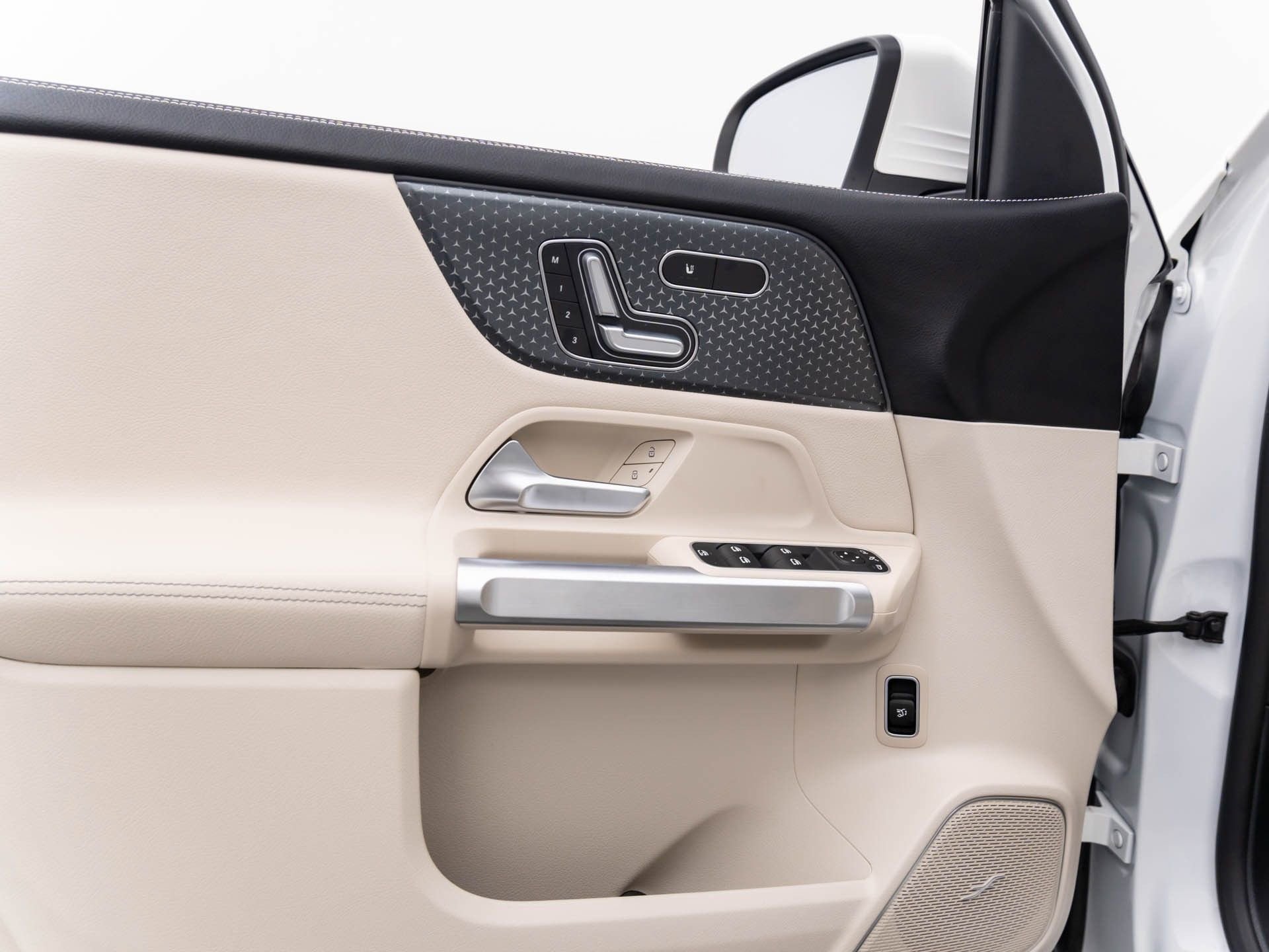 New 2025 Mercedes-Benz GLB 250 4MATIC image 12