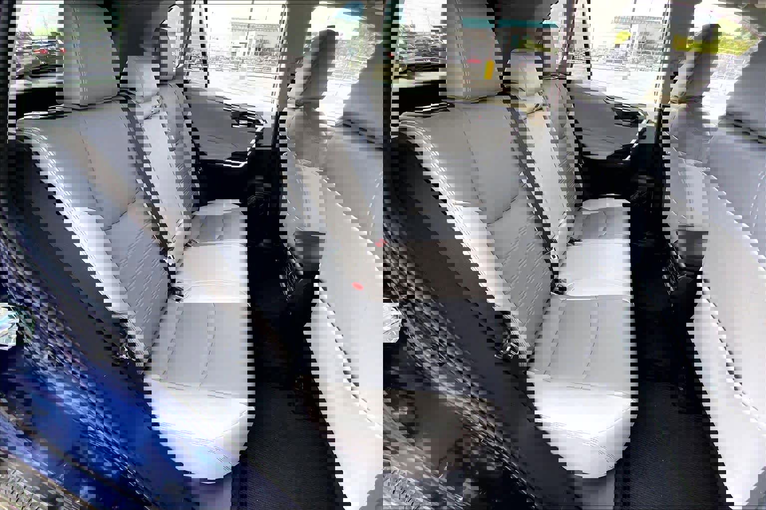 Used 2021 Toyota RAV4 XLE Premium image 19