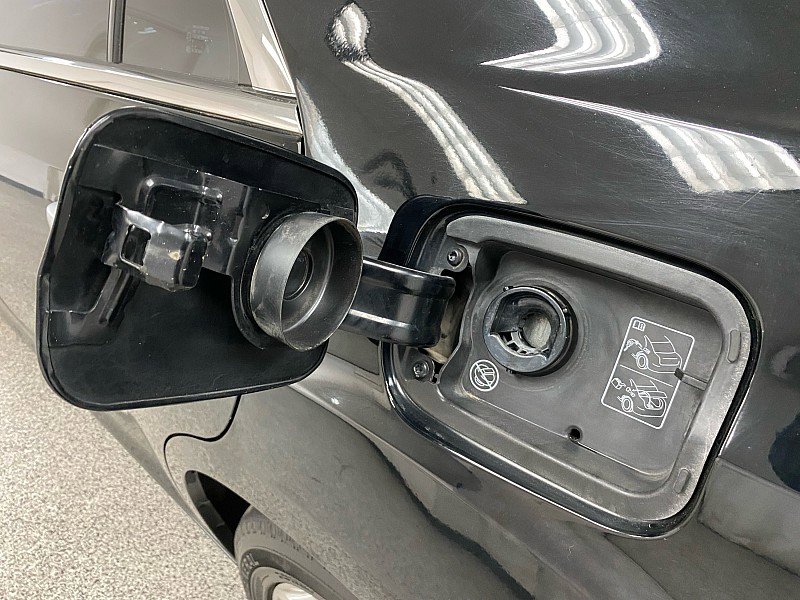 Used 2017 Chrysler 300 C Platinum image 28