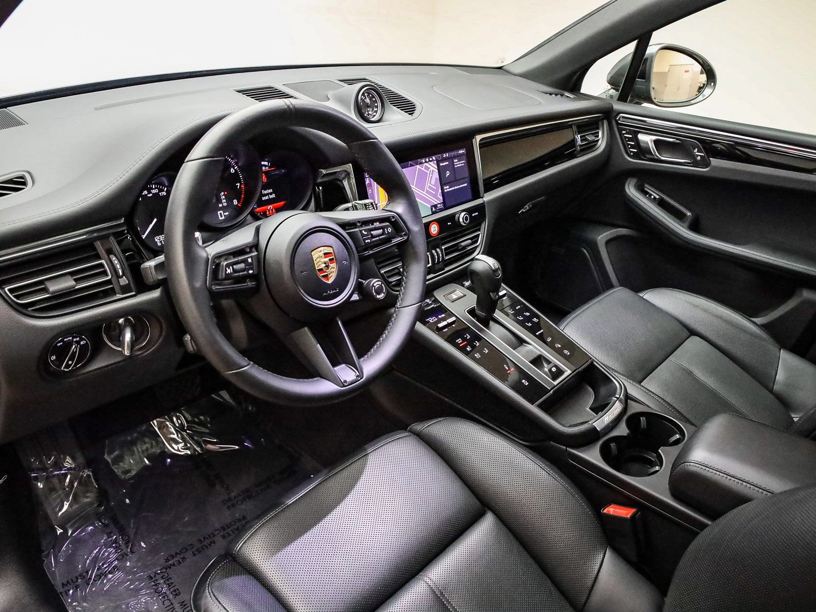 Certified 2025 Porsche Macan Turbo AWD/4WD image 4