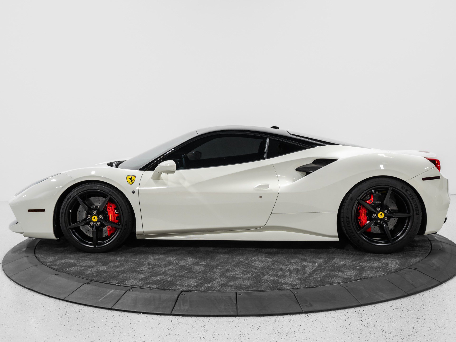 Used 2016 Ferrari 488 GTB RWD image 4