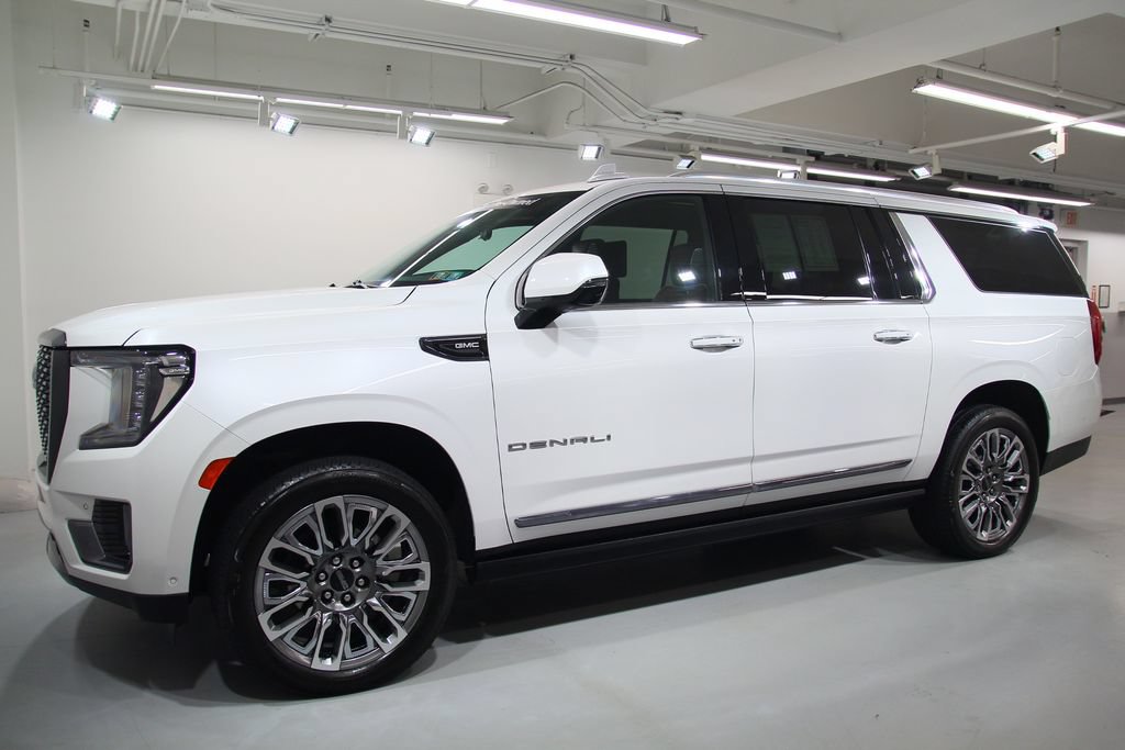 Used 2023 GMC Yukon XL Denali Ultimate AWD/4WD image 3