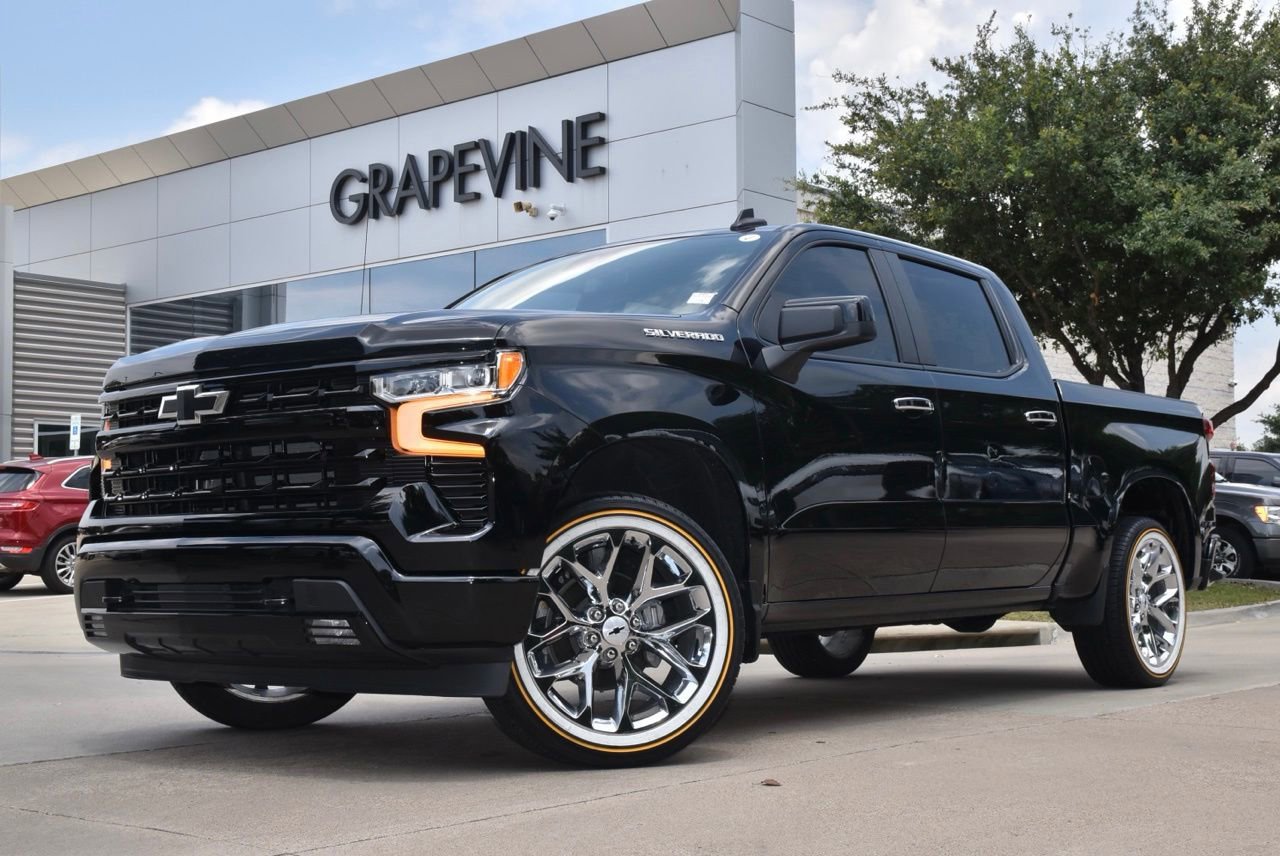 Used 2025 Chevrolet Silverado 1500 RST w/ Convenience Package II AWD/4WD image 2