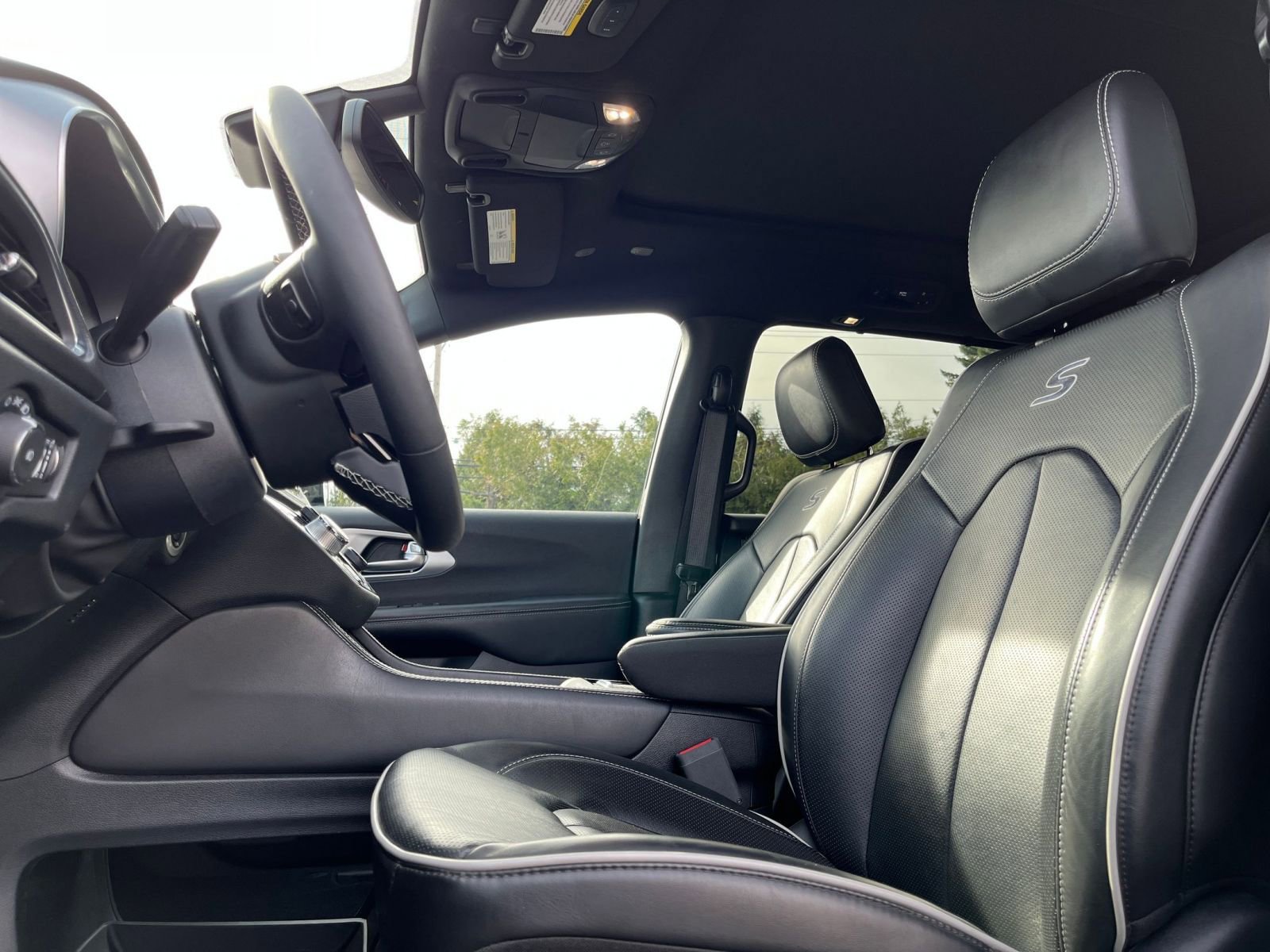 Used 2025 Chrysler Pacifica Limited image 30