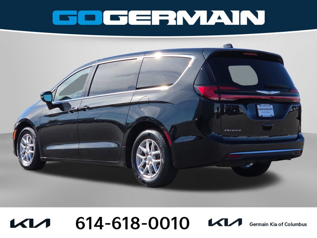 Used 2023 Chrysler Pacifica Touring-L FWD image 10