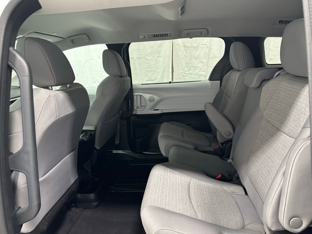 Used 2025 Toyota Sienna LE FWD image 47