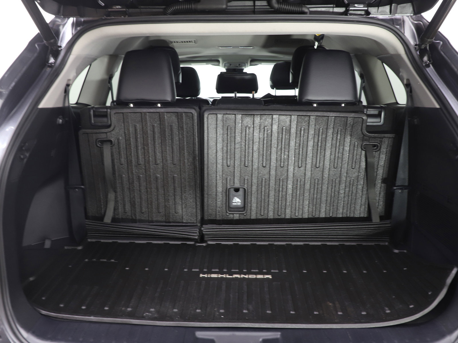 Used 2021 Toyota Highlander XLE image 19