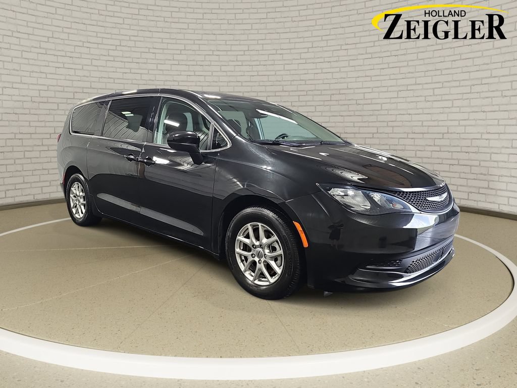 Used 2023 Chrysler Voyager LX FWD image 3