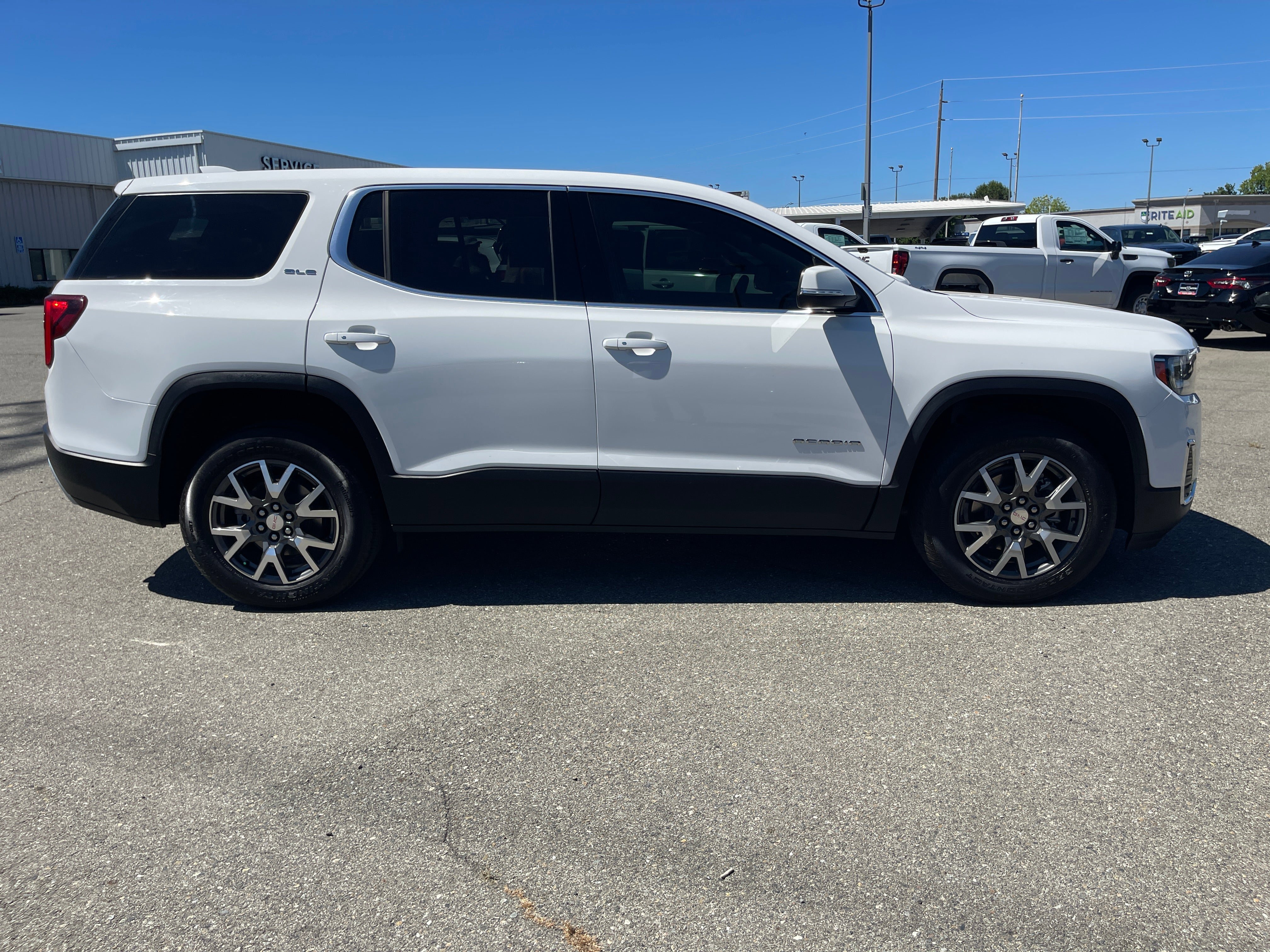 Used 2021 GMC Acadia SLE FWD image 4