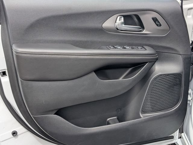 New 2027 Chrysler Pacifica Select FWD image 14
