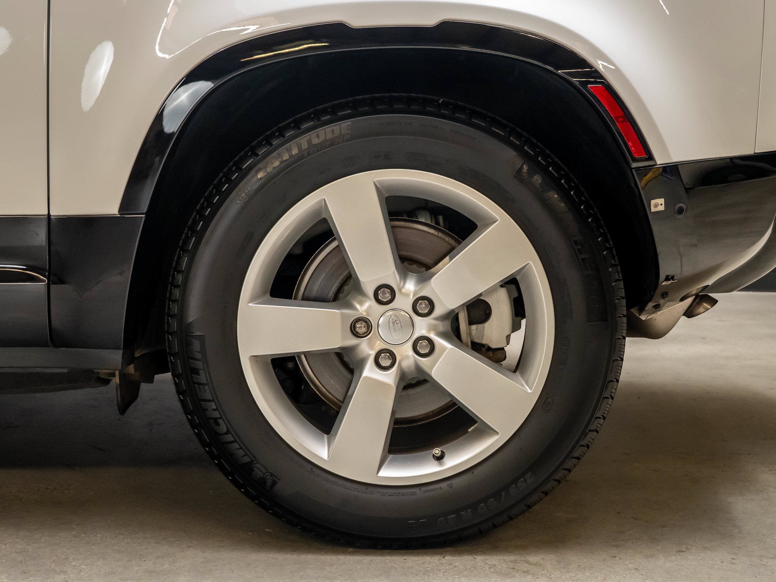 Used 2023 Land Rover Defender 90 X-Dynamic SE AWD/4WD image 18