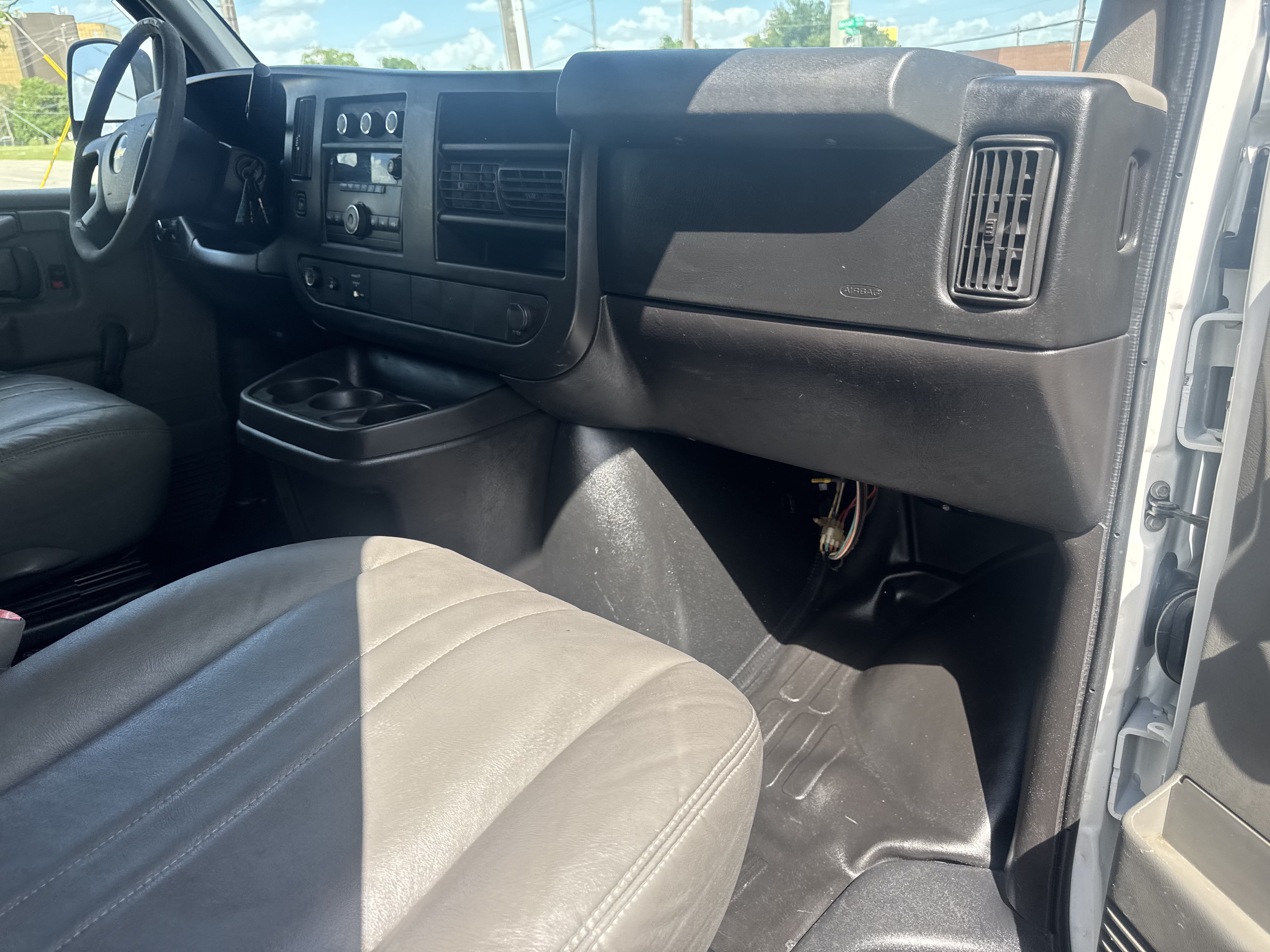 Used 2011 Chevrolet Express 2500 RWD image 11