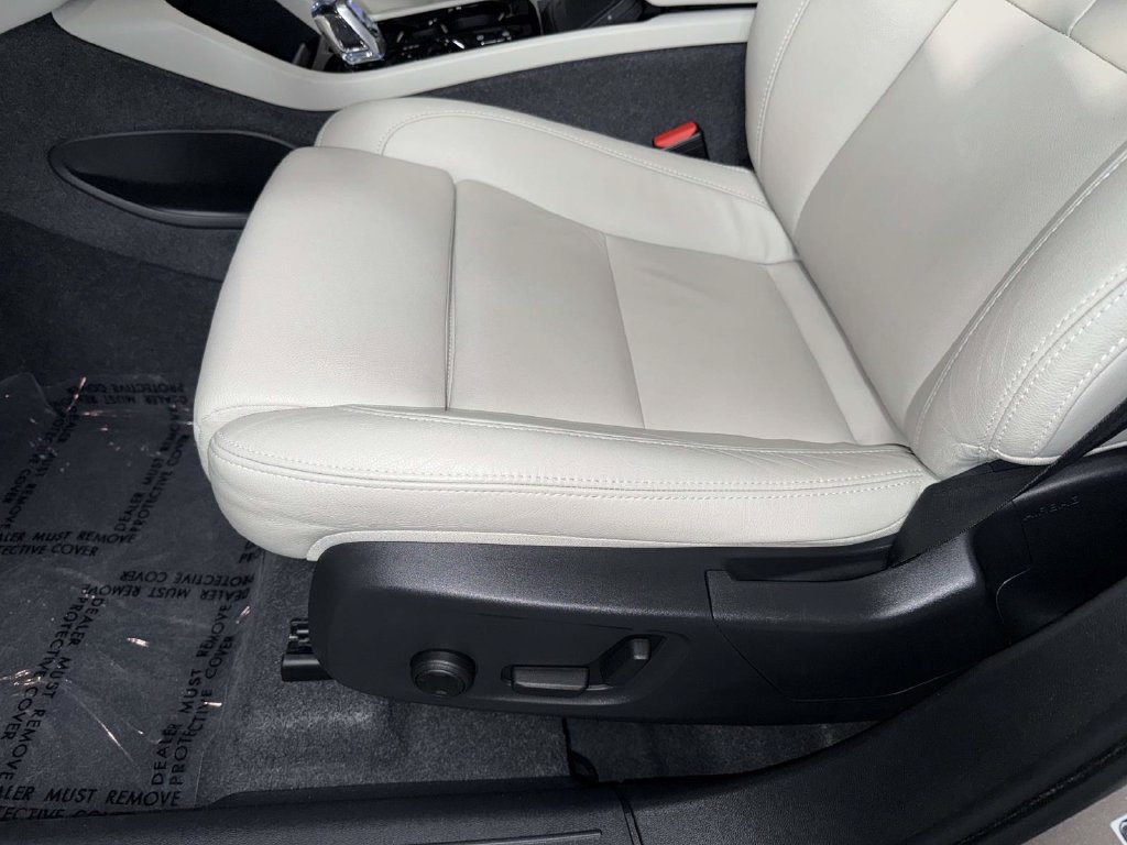 Used 2024 Volvo XC40 B5 Plus AWD/4WD image 3