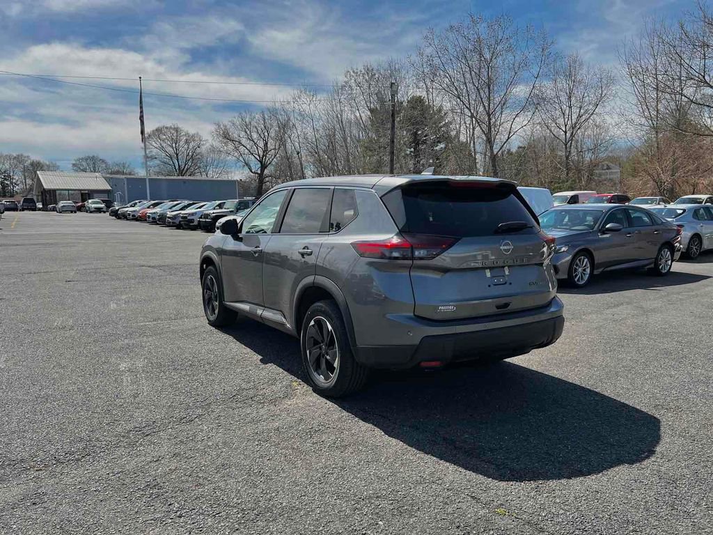 Used 2024 Nissan Rogue SV image 5