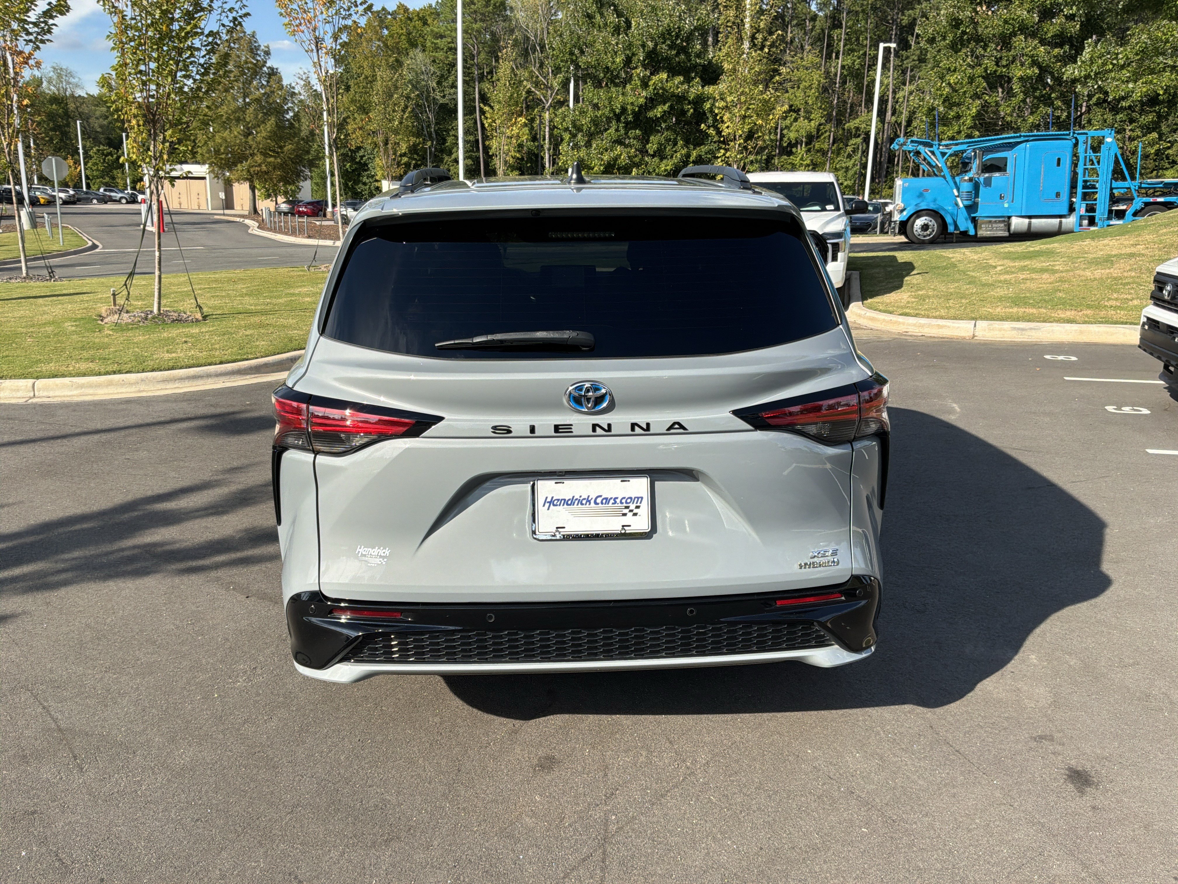Used 2023 Toyota Sienna XSE FWD image 9
