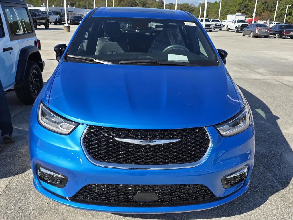 New 2026 Chrysler Pacifica Limited image 2