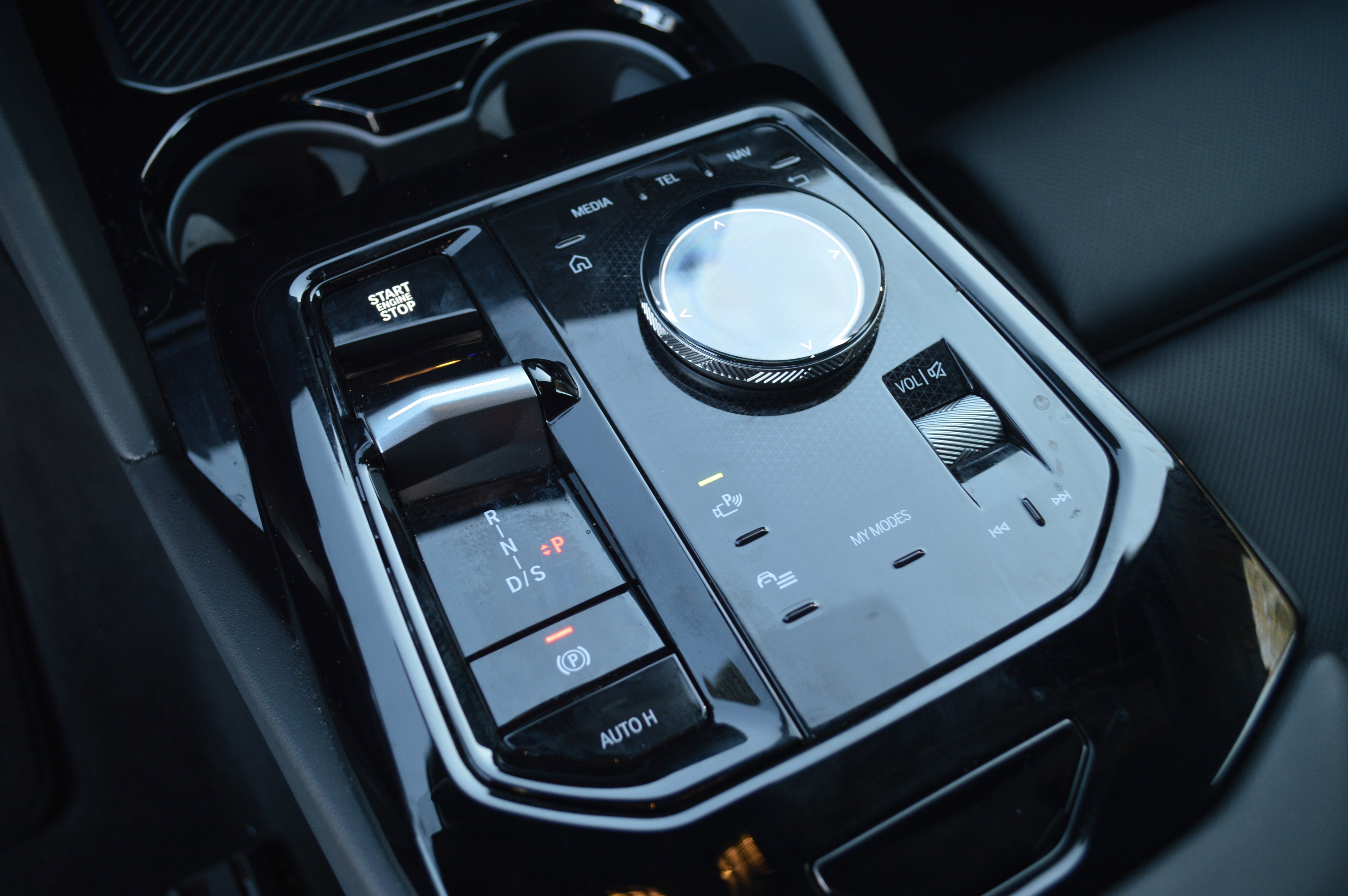 Used 2025 BMW 530i xDrive w/ Premium Package image 24